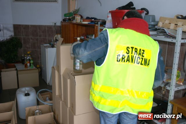 Zdjęcie w galerii na portalu naszraciborz.pl: Zlikwidowana mała rozlewnia alkoholu z dużą produkcją wiadomości z regionu