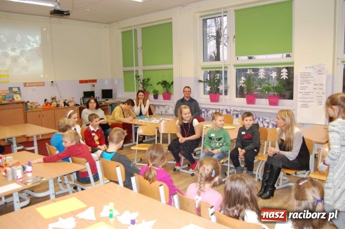 Zdjęcie w galerii na portalu naszraciborz.pl: Dzień Otwartej Szkoły i zajęcia adaptacyjne dla przyszłych pierwszoklasistów w SP 1  wiadomości z regionu