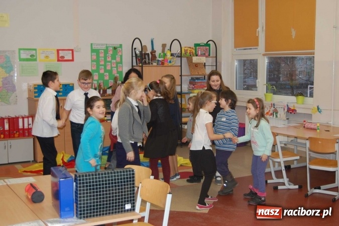 Zdjęcie w galerii na portalu naszraciborz.pl: Dzień Otwartej Szkoły i zajęcia adaptacyjne dla przyszłych pierwszoklasistów w SP 1  wiadomości z regionu