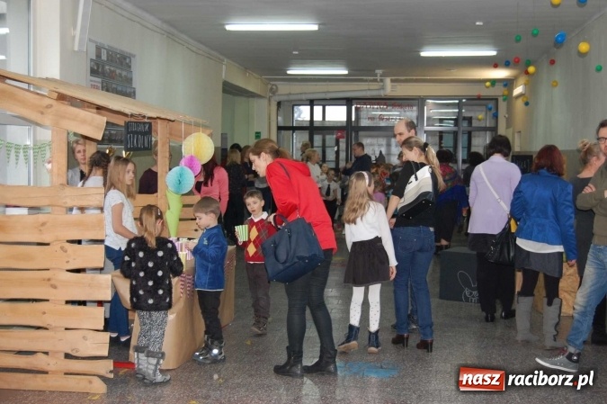 Zdjęcie w galerii na portalu naszraciborz.pl: Dzień Otwartej Szkoły i zajęcia adaptacyjne dla przyszłych pierwszoklasistów w SP 1  wiadomości z regionu