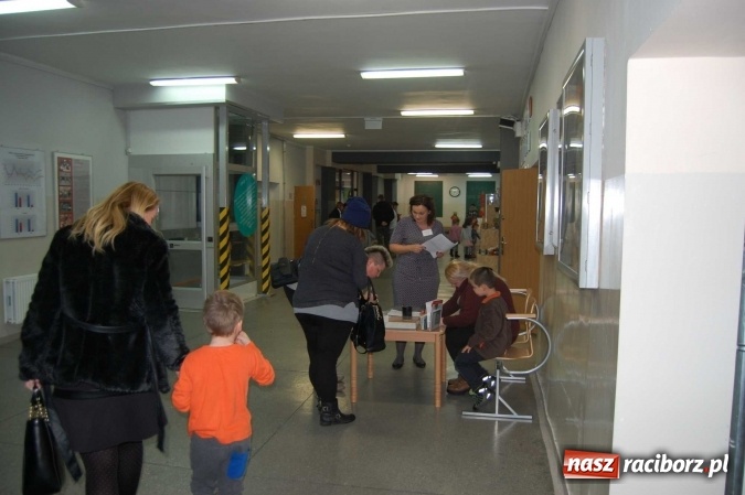 Zdjęcie w galerii na portalu naszraciborz.pl: Dzień Otwartej Szkoły i zajęcia adaptacyjne dla przyszłych pierwszoklasistów w SP 1  wiadomości z regionu