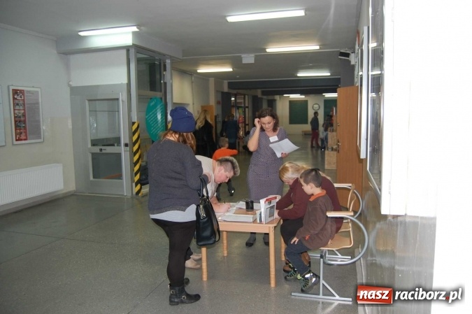 Zdjęcie w galerii na portalu naszraciborz.pl: Dzień Otwartej Szkoły i zajęcia adaptacyjne dla przyszłych pierwszoklasistów w SP 1  wiadomości z regionu