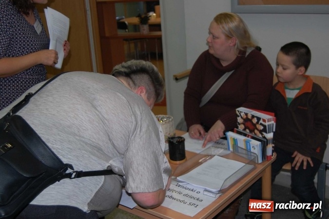 Zdjęcie w galerii na portalu naszraciborz.pl: Dzień Otwartej Szkoły i zajęcia adaptacyjne dla przyszłych pierwszoklasistów w SP 1  wiadomości z regionu