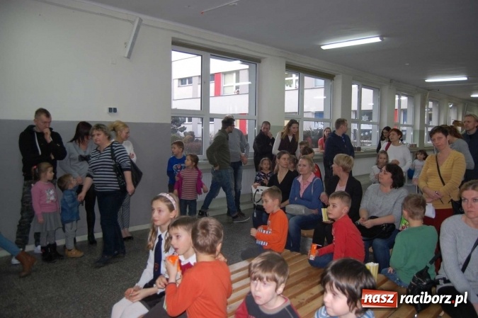 Zdjęcie w galerii na portalu naszraciborz.pl: Dzień Otwartej Szkoły i zajęcia adaptacyjne dla przyszłych pierwszoklasistów w SP 1  wiadomości z regionu