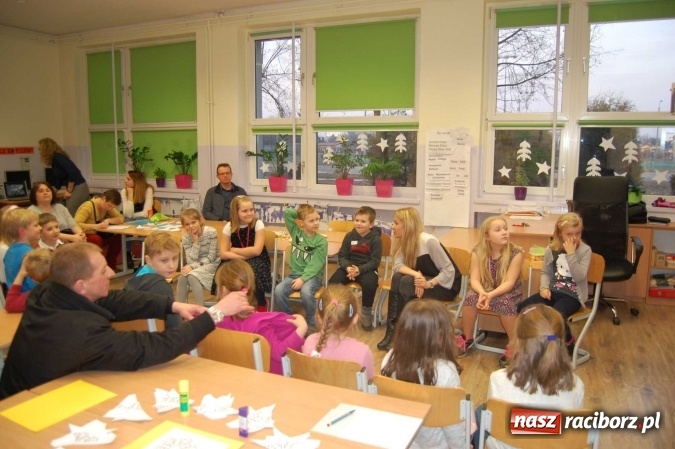 Zdjęcie w galerii na portalu naszraciborz.pl: Dzień Otwartej Szkoły i zajęcia adaptacyjne dla przyszłych pierwszoklasistów w SP 1  wiadomości z regionu