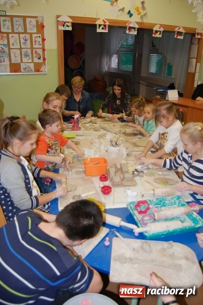 Zdjęcie w galerii na portalu naszraciborz.pl: Dzień Otwartej Szkoły i zajęcia adaptacyjne dla przyszłych pierwszoklasistów w SP 1  wiadomości z regionu