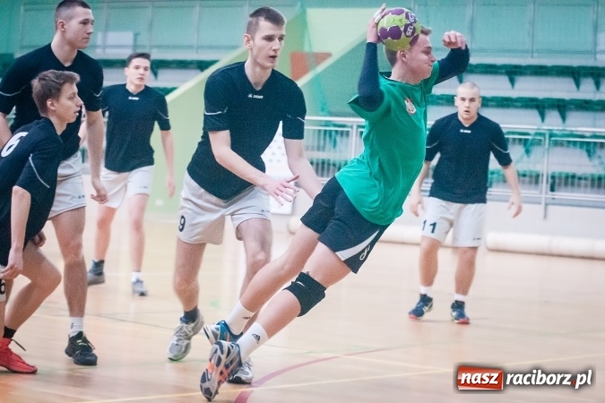 Zdjęcie w galerii na portalu naszraciborz.pl: Turniej piłki ręcznej chłopc&oacute;w szk&oacute;ł ponadgimnazjalnych wiadomości z regionu