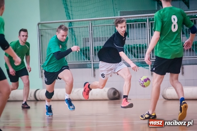 Zdjęcie w galerii na portalu naszraciborz.pl: Turniej piłki ręcznej chłopc&oacute;w szk&oacute;ł ponadgimnazjalnych wiadomości z regionu