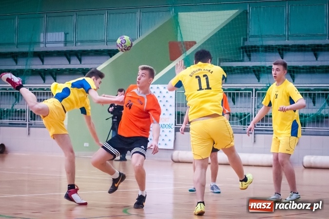 Zdjęcie w galerii na portalu naszraciborz.pl: Turniej piłki ręcznej chłopc&oacute;w szk&oacute;ł ponadgimnazjalnych wiadomości z regionu