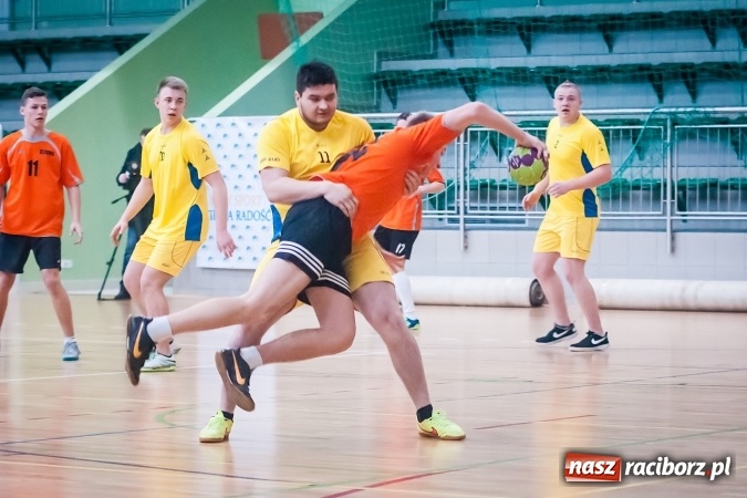 Zdjęcie w galerii na portalu naszraciborz.pl: Turniej piłki ręcznej chłopc&oacute;w szk&oacute;ł ponadgimnazjalnych wiadomości z regionu