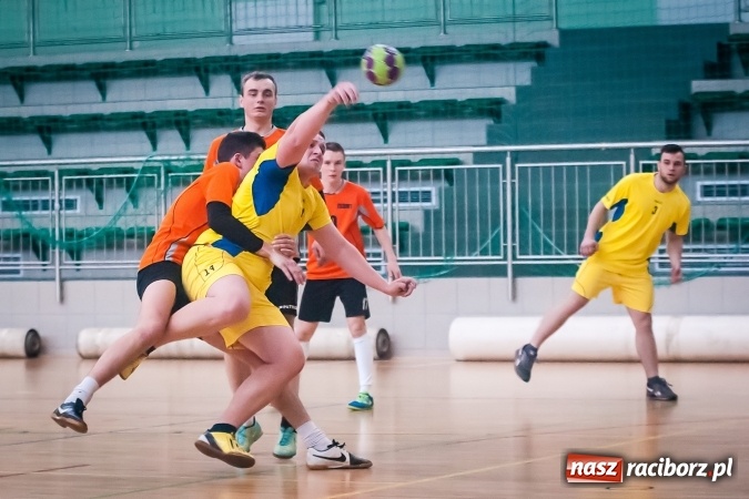 Zdjęcie w galerii na portalu naszraciborz.pl: Turniej piłki ręcznej chłopc&oacute;w szk&oacute;ł ponadgimnazjalnych wiadomości z regionu