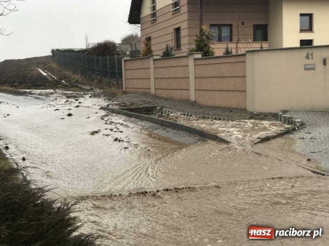 Zdjęcie w galerii na portalu naszraciborz.pl: Starowiejska i Ocicka w wodzie - opady zalewają jezdnię FOTO I WIDEO wiadomości z regionu