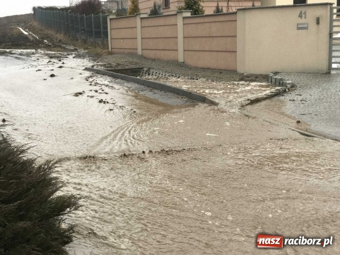 Zdjęcie w galerii na portalu naszraciborz.pl: Starowiejska i Ocicka w wodzie - opady zalewają jezdnię FOTO I WIDEO wiadomości z regionu