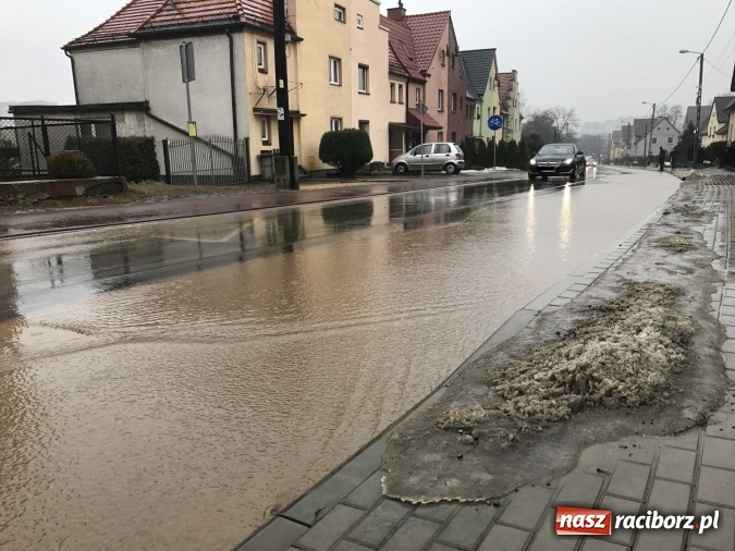 Zdjęcie w galerii na portalu naszraciborz.pl: Starowiejska i Ocicka w wodzie - opady zalewają jezdnię FOTO I WIDEO wiadomości z regionu