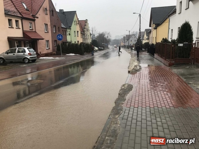 Zdjęcie w galerii na portalu naszraciborz.pl: Starowiejska i Ocicka w wodzie - opady zalewają jezdnię FOTO I WIDEO wiadomości z regionu