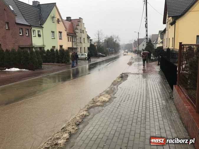 Zdjęcie w galerii na portalu naszraciborz.pl: Starowiejska i Ocicka w wodzie - opady zalewają jezdnię FOTO I WIDEO wiadomości z regionu