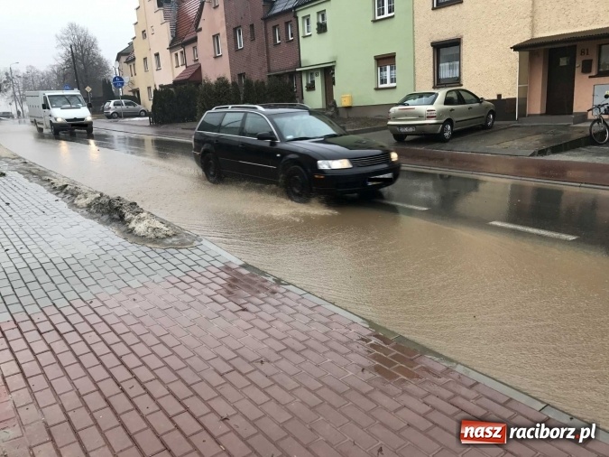 Zdjęcie w galerii na portalu naszraciborz.pl: Starowiejska i Ocicka w wodzie - opady zalewają jezdnię FOTO I WIDEO wiadomości z regionu
