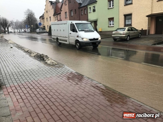 Zdjęcie w galerii na portalu naszraciborz.pl: Starowiejska i Ocicka w wodzie - opady zalewają jezdnię FOTO I WIDEO wiadomości z regionu