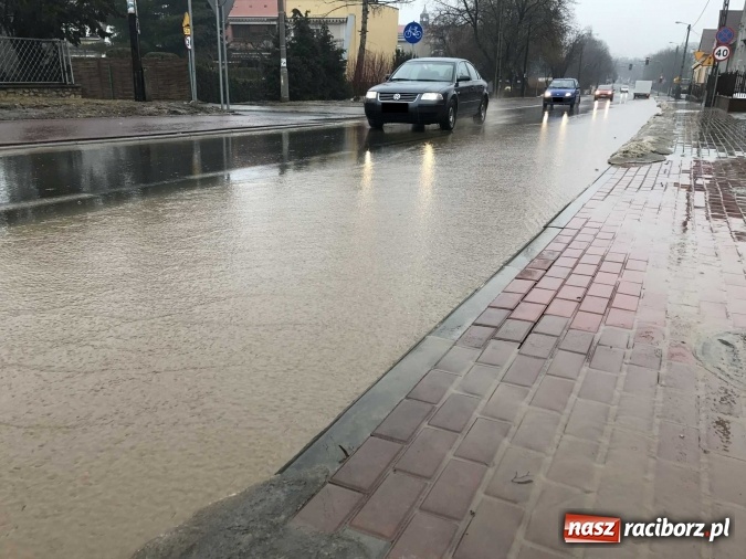 Zdjęcie w galerii na portalu naszraciborz.pl: Starowiejska i Ocicka w wodzie - opady zalewają jezdnię FOTO I WIDEO wiadomości z regionu