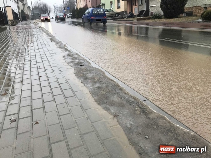 Zdjęcie w galerii na portalu naszraciborz.pl: Starowiejska i Ocicka w wodzie - opady zalewają jezdnię FOTO I WIDEO wiadomości z regionu