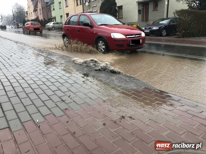 Zdjęcie w galerii na portalu naszraciborz.pl: Starowiejska i Ocicka w wodzie - opady zalewają jezdnię FOTO I WIDEO wiadomości z regionu