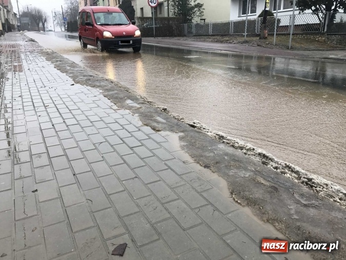 Zdjęcie w galerii na portalu naszraciborz.pl: Starowiejska i Ocicka w wodzie - opady zalewają jezdnię FOTO I WIDEO wiadomości z regionu