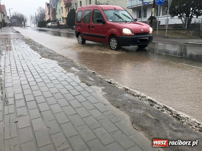Zdjęcie w galerii na portalu naszraciborz.pl: Starowiejska i Ocicka w wodzie - opady zalewają jezdnię FOTO I WIDEO wiadomości z regionu
