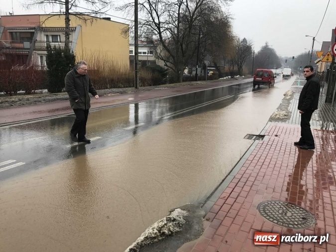 Zdjęcie w galerii na portalu naszraciborz.pl: Starowiejska i Ocicka w wodzie - opady zalewają jezdnię FOTO I WIDEO wiadomości z regionu