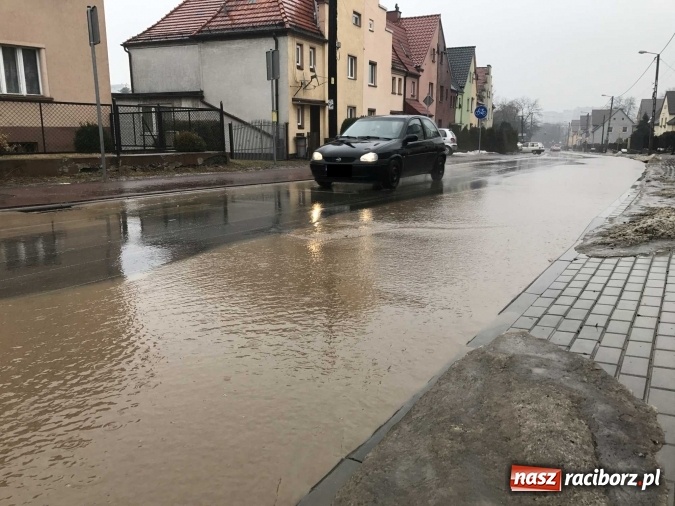 Zdjęcie w galerii na portalu naszraciborz.pl: Starowiejska i Ocicka w wodzie - opady zalewają jezdnię FOTO I WIDEO wiadomości z regionu
