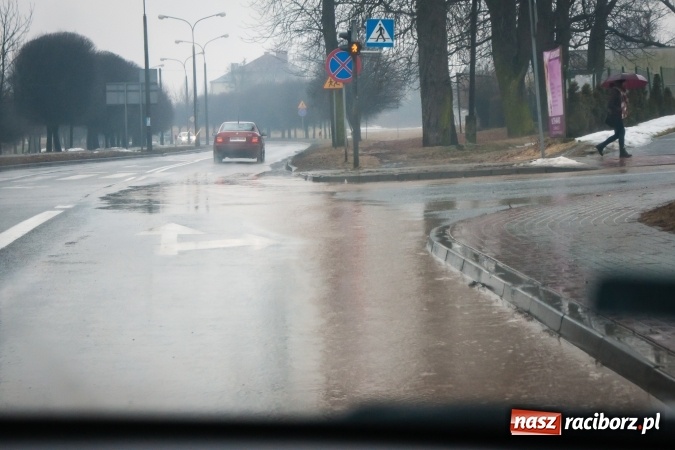 Zdjęcie w galerii na portalu naszraciborz.pl: Starowiejska i Ocicka w wodzie - opady zalewają jezdnię FOTO I WIDEO wiadomości z regionu