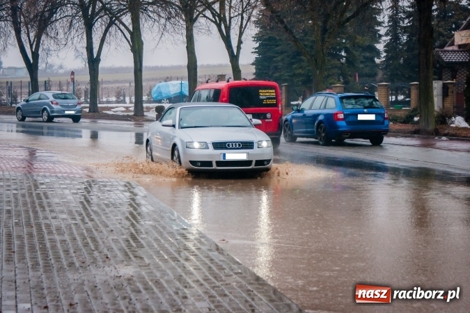 Zdjęcie w galerii na portalu naszraciborz.pl: Starowiejska i Ocicka w wodzie - opady zalewają jezdnię FOTO I WIDEO wiadomości z regionu