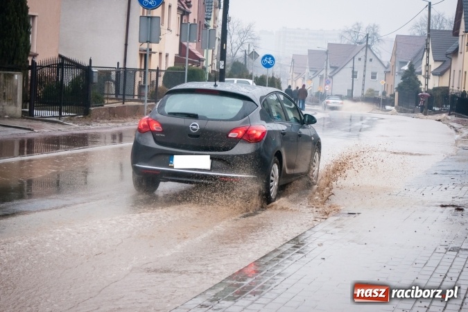 Zdjęcie w galerii na portalu naszraciborz.pl: Starowiejska i Ocicka w wodzie - opady zalewają jezdnię FOTO I WIDEO wiadomości z regionu