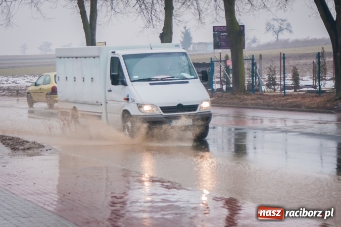 Zdjęcie w galerii na portalu naszraciborz.pl: Starowiejska i Ocicka w wodzie - opady zalewają jezdnię FOTO I WIDEO wiadomości z regionu