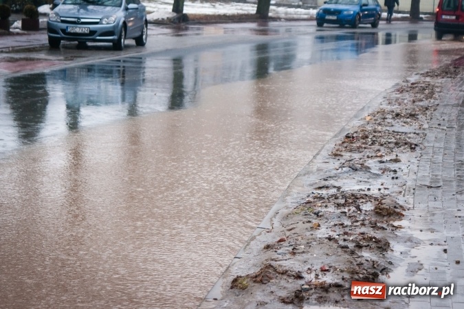 Zdjęcie w galerii na portalu naszraciborz.pl: Starowiejska i Ocicka w wodzie - opady zalewają jezdnię FOTO I WIDEO wiadomości z regionu