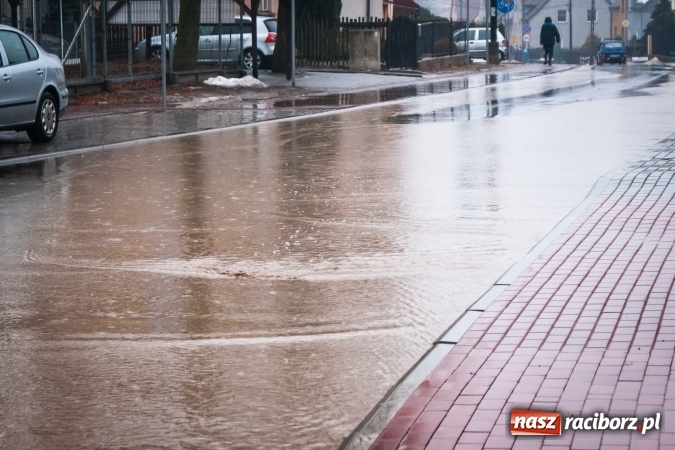 Zdjęcie w galerii na portalu naszraciborz.pl: Starowiejska i Ocicka w wodzie - opady zalewają jezdnię FOTO I WIDEO wiadomości z regionu
