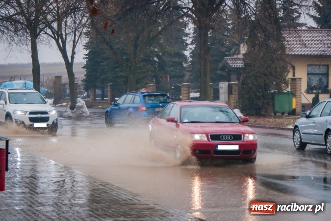 Zdjęcie w galerii na portalu naszraciborz.pl: Starowiejska i Ocicka w wodzie - opady zalewają jezdnię FOTO I WIDEO wiadomości z regionu