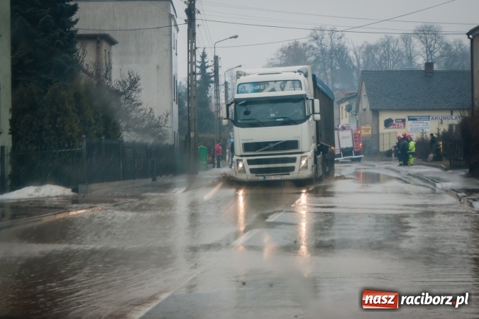 Zdjęcie w galerii na portalu naszraciborz.pl: Starowiejska - Kamienna znów tonie. Wystarczyło, że popadało. Wielkie rozlewisko wiadomości z regionu