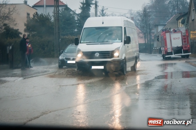 Zdjęcie w galerii na portalu naszraciborz.pl: Starowiejska - Kamienna znów tonie. Wystarczyło, że popadało. Wielkie rozlewisko wiadomości z regionu