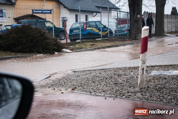 Zdjęcie w galerii na portalu naszraciborz.pl: Starowiejska - Kamienna znów tonie. Wystarczyło, że popadało. Wielkie rozlewisko wiadomości z regionu