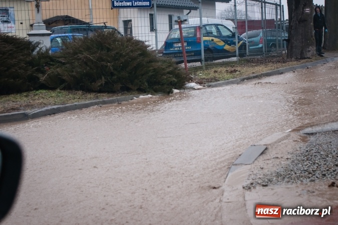Zdjęcie w galerii na portalu naszraciborz.pl: Starowiejska - Kamienna znów tonie. Wystarczyło, że popadało. Wielkie rozlewisko wiadomości z regionu