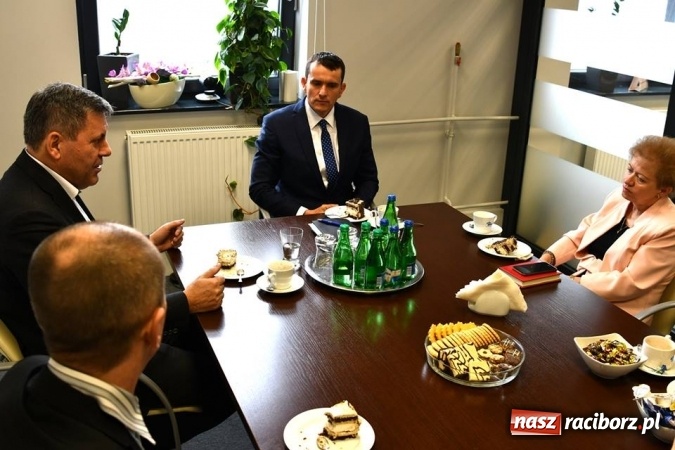 Zdjęcie w galerii na portalu naszraciborz.pl: Były wicepremier gościem w Eko-Oknach  wiadomości z regionu