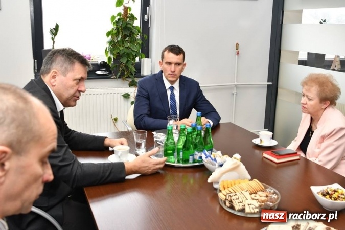 Zdjęcie w galerii na portalu naszraciborz.pl: Były wicepremier gościem w Eko-Oknach  wiadomości z regionu