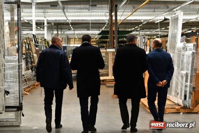 Zdjęcie w galerii na portalu naszraciborz.pl: Były wicepremier gościem w Eko-Oknach  wiadomości z regionu