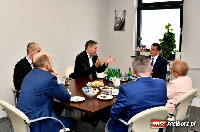 Zdjęcie w galerii na portalu naszraciborz.pl: Były wicepremier gościem w Eko-Oknach  wiadomości z regionu