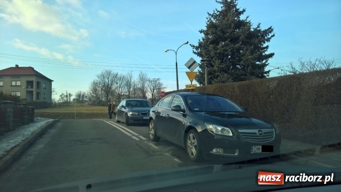 Zdjęcie w galerii na portalu naszraciborz.pl: Mistrzowie parkowania przy kościele Matki Bożej wiadomości z regionu