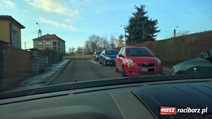 Zdjęcie w galerii na portalu naszraciborz.pl: Mistrzowie parkowania przy kościele Matki Bożej wiadomości z regionu