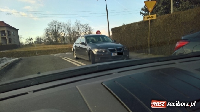 Zdjęcie w galerii na portalu naszraciborz.pl: Mistrzowie parkowania przy kościele Matki Bożej wiadomości z regionu