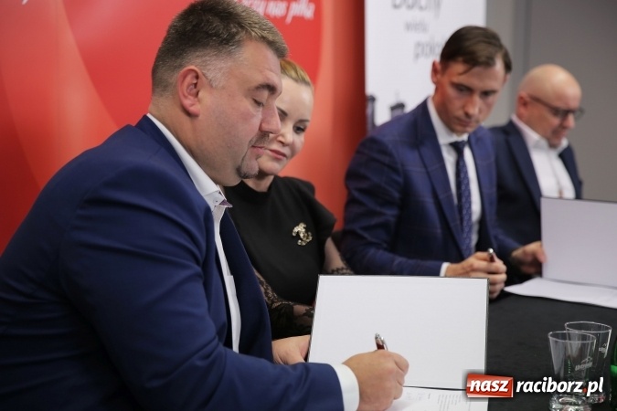 Zdjęcie w galerii na portalu naszraciborz.pl: Blachotrapez Oficjalnym Partnerem Piłkarskiej Reprezentacji Polski wiadomości z regionu