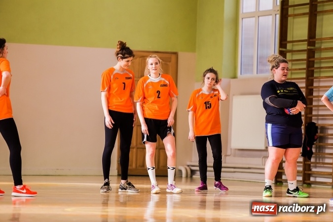 Zdjęcie w galerii na portalu naszraciborz.pl: Turniej piłki ręcznej dziewczyn szkół ponadgimnazjalnych wiadomości z regionu