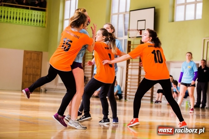 Zdjęcie w galerii na portalu naszraciborz.pl: Turniej piłki ręcznej dziewczyn szkół ponadgimnazjalnych wiadomości z regionu